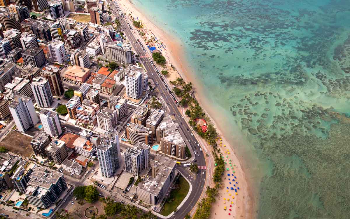 recifes de corais com atividades aquáticas, em Maceió.